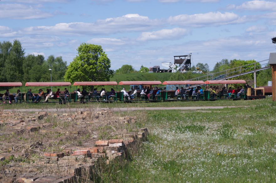 Zehdenick. Lok mit Anhängern und Fahrgästen
3. 5. 2014. Brandenburg. Ruppiner Land. Zehdenick. Mildenberg. Ziegeleipark. Lok mit Anhängern und Fahrgästen
Schlüsselwörter: Brandenburg;Eisenbahn;Lok;Lorenbahn;Mildenberg;Ruppiner Land;Tonlorenbahn;Zehdenick;2014;Ziegeleipark