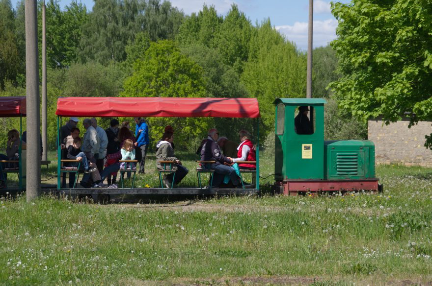 Zehdenick. Lok mit Anhängern und Fahrgästen
3. 5. 2014. Brandenburg. Ruppiner Land. Zehdenick. Mildenberg. Ziegeleipark. Lok mit Anhängern und Fahrgästen
Schlüsselwörter: Brandenburg;Eisenbahn;Lok;Lorenbahn;Mildenberg;Ruppiner Land;Tonlorenbahn;Zehdenick;2014;Ziegeleipark