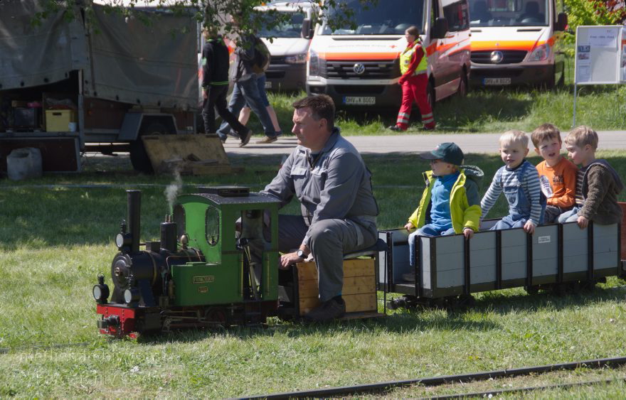 Zehdenick. Kleine Lok mit Anhängern und Kindern
3. 5. 2014. Brandenburg. Ruppiner Land. Zehdenick. Mildenberg. Ziegeleipark. Kleine Lok mit Anhängern und Kindern
Schlüsselwörter: Brandenburg;Eisenbahn;Lok;Lorenbahn;Mildenberg;Ruppiner Land;Zehdenick;2014;Ziegeleipark
