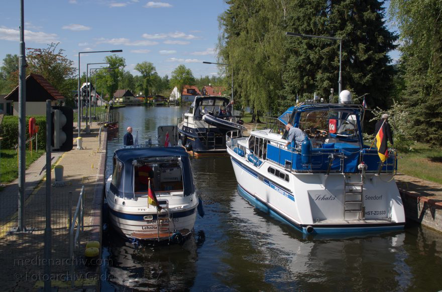 Zehdenick. Fluss Havel. Motorboote in der Schleuse
3. 5. 2014. Brandenburg. Ruppiner Land. Zehdenick. Fluss Havel. Motorboote in der Schleuse
Schlüsselwörter: Boote;Brandenburg;Havel;Nidelv 26;Ruppiner Land;Schleuse;2014;Zehdenick