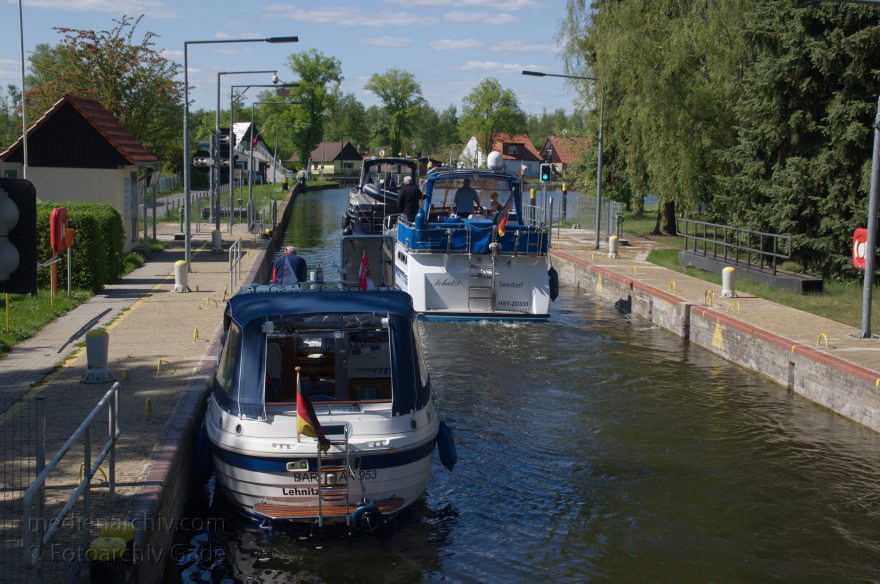 Zehdenick. Fluss Havel. Motorboote in der Schleuse
3. 5. 2014. Brandenburg. Ruppiner Land. Zehdenick. Fluss Havel. Motorboote in der Schleuse
Schlüsselwörter: Boote;Brandenburg;Havel;Nidelv 26;Ruppiner Land;Schleuse;2014;Zehdenick