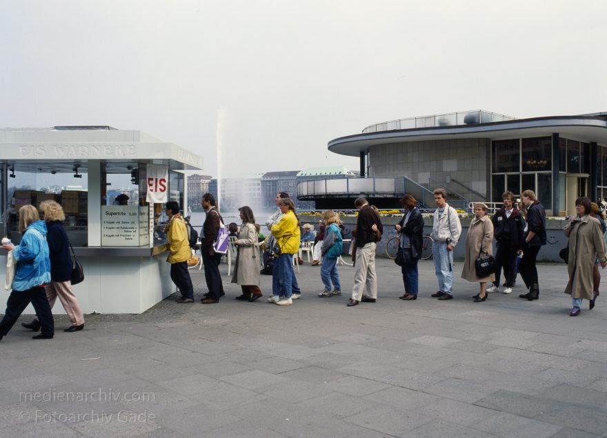 Hamburg. Binnenalster. Jungfernstieg
April 1992. Deutschland. Freie und Hansestadt Hamburg. Jungfernstieg an der Binnenalster. Wartende Menschen am Eisstand.
Schlüsselwörter: Binnenalster;Deutschland;Germany;Hamburg;1992;Jungfernstieg