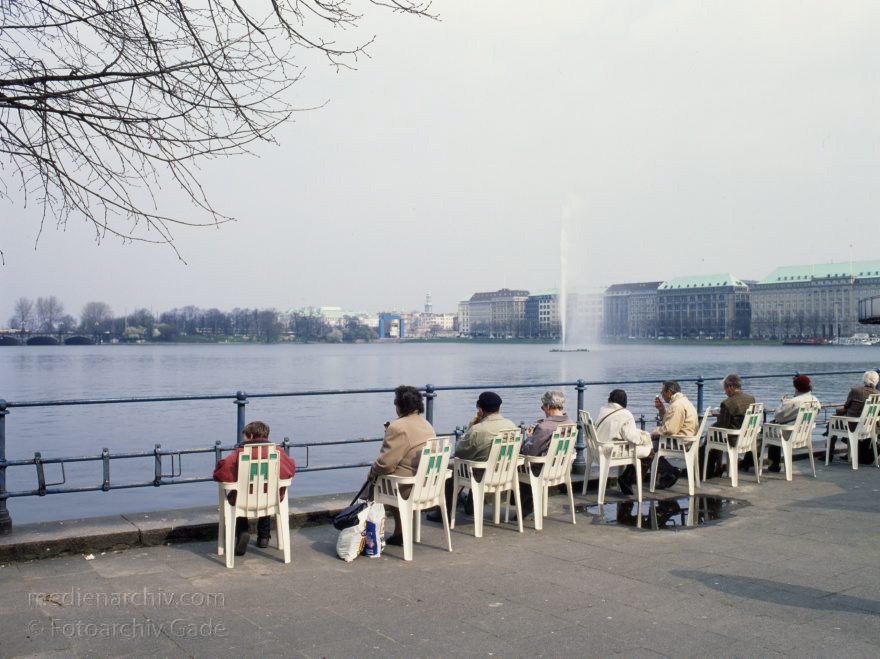 Hamburg. Binnenalster. Jungfernstieg
April 1992. Deutschland. Freie und Hansestadt Hamburg. Jungfernstieg an der Binnenalster.
Schlüsselwörter: Binnenalster;Deutschland;Germany;Hamburg;1992;Jungfernstieg