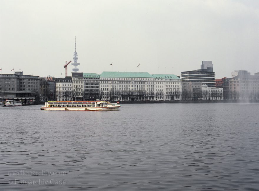 Hamburg. Binnenalster. Dampfer
April 1992. Deutschland. Freie und Hansestadt Hamburg. Binnenalster. Alsterdampfer. Dampfer. Schiff. Hintergrund: Neuer Jungfernstieg. Fairmont Hotel Vier Jahreszeiten.
Schlüsselwörter: Ausflugsdampfer;Binnenalster;Dampfer;Deutschland;Fahrgastschiffe;Germany;Hamburg;Hotel;Schiff;1992;Vier Jahreszeiten