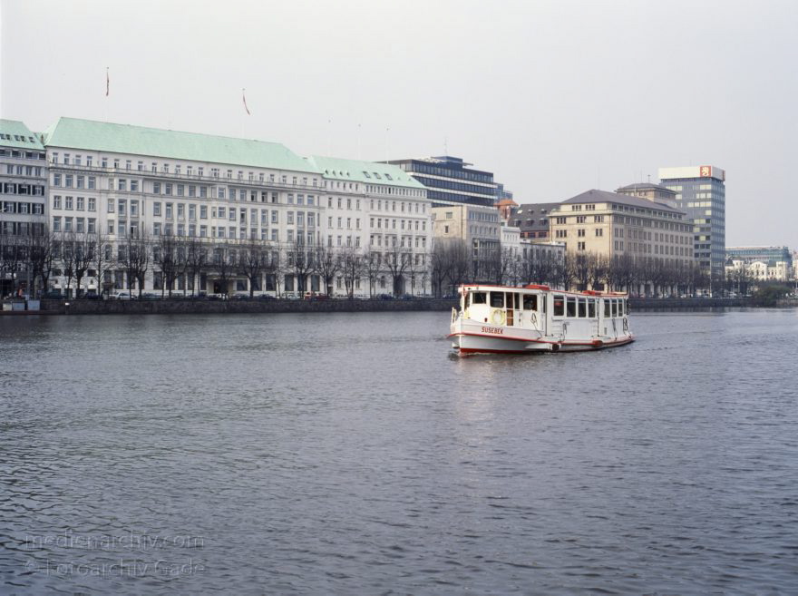 Hamburg. Binnenalster. Dampfer
April 1992. Deutschland. Freie und Hansestadt Hamburg. Binnenalster. Alsterdampfer. Dampfer. Schiff. Hintergrund: Neuer Jungfernstieg. Fairmont Hotel Vier Jahreszeiten.
Schlüsselwörter: Ausflugsdampfer;Binnenalster;Dampfer;Deutschland;Fahrgastschiffe;Germany;Hamburg;Hotel;Schiff;1992;Vier Jahreszeiten