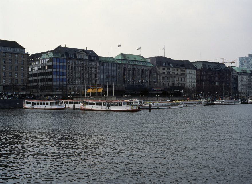 Hamburg. Binnenalster. Dampfer
April 1992. Deutschland. Freie und Hansestadt Hamburg. Binnenalster. Alsterdampfer. Dampfer. Schiff. Jungfernstieg. Alsterhaus.
Schlüsselwörter: Alsterhaus;Ausflugsdampfer;Binnenalster;Dampfer;Deutschland;Fahrgastschiffe;Germany;Hamburg;Jungfernstieg;1992;Schiff