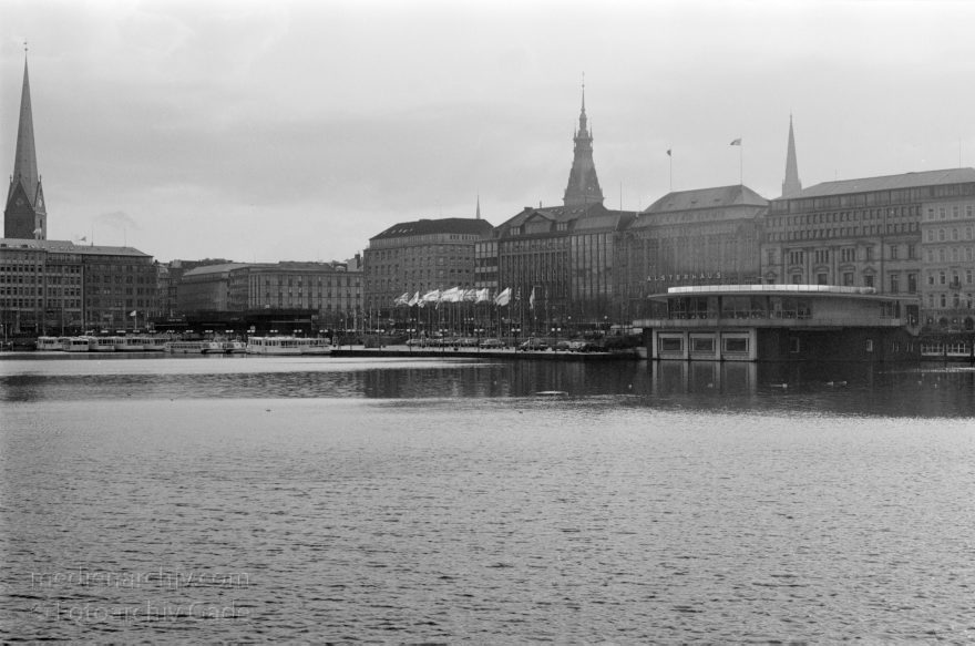 Hamburg.
November 1987. Hamburg. Binnenalster. Jungfernstieg. Anlegestelle für Ausflugsdampfer.
Schlüsselwörter: Ausflugsdampfer;Binnenalster;Deutschland;Germany;1987;Hamburg