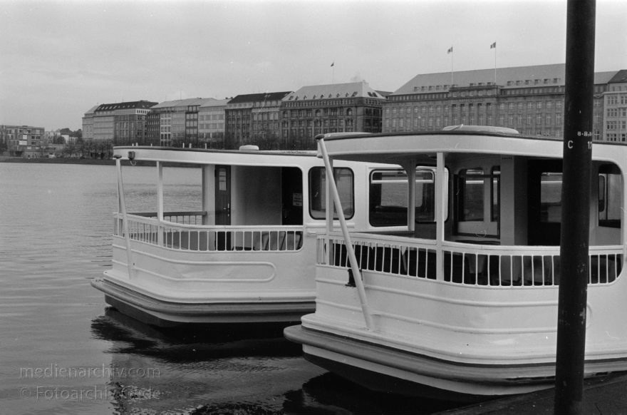 Hamburg.
November 1987. Hamburg. Binnenalster. Jungfernstieg. Ausflugsdampfer. Hinten: Ballindamm
Schlüsselwörter: Ausflugsdampfer;Binnenalster;Deutschland;Germany;1987;Hamburg