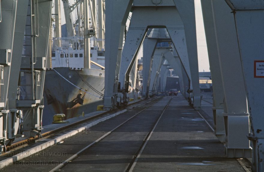 Hamburg. Hafen. Elbe. Schiffe. Kran. Kräne
1983. Hamburg. Kuhwerder Hafen. Elbe. Schiffe am Kai. Kran, Kräne.
Schlüsselwörter: Deutschland;Germany;Hafen;Hamburg;Kran;Kräne;Schiffahrt;1983;Schiffe