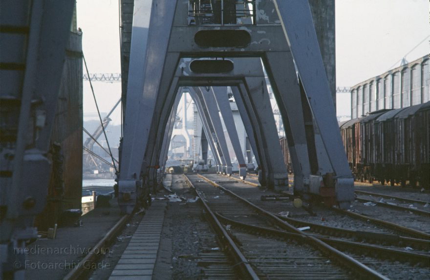 Hamburg. Hafen. Kran Kräne am Kai
Januar 1984. Hamburg. Hafen. Elbe. Kräne an der Pier. am Kai. Güterzüge.
Schlüsselwörter: Deutschland;Germany;Hafen;Hamburg;Kran;Kräne;1984;Schiffahrt