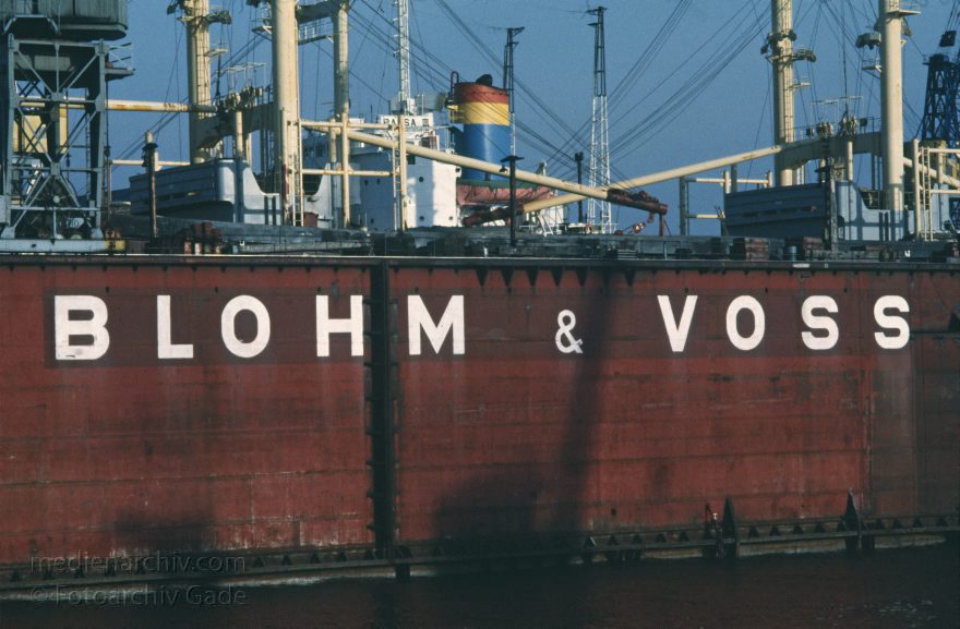 Hamburg. Hafen. Elbe. Schiffe. Trockendock von Blohm & Voss.
Januar 1984. Hamburg. Hafen. Elbe. Frachter. Schiff im Trockendock von Blohm & Voss.
Schlüsselwörter: Deutschland;Frachter;Germany;Hafen;Hamburg;Schiffahrt;Schiffe;Trockendock;1984;Werft