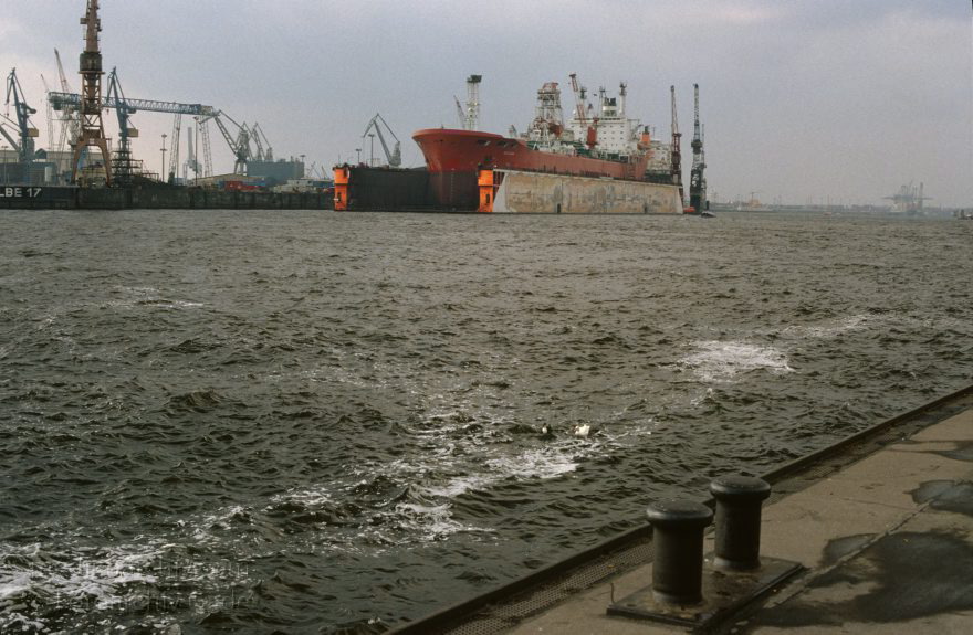 um Hamburg. Hafen. Elbe. Schiffe
um 1985. Hamburg. Hafen. Elbe. Schiffe
Schlüsselwörter: Deutschland;Germany;Hafen;Hamburg;Schiffahrt;1985;Schiffe