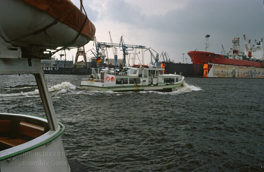 um Hamburg. Hafen. Elbe. Schiffe
um 1985. Hamburg. Hafen. Elbe. Schiff im Trockendock. Werft.
Schlüsselwörter: Deutschland;Germany;Hafen;Hamburg;Schiffahrt;1985;Schiffe