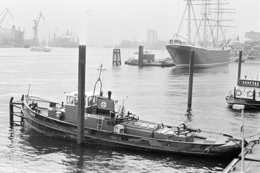 Hamburg. Hafen. Bei den Landungsbrücken
Januar 1988. Hamburg. Hafen. Bei den Landungsbrücken. Fluss Elbe. Segelschiff. Schlepper.
Schlüsselwörter: Deutschland;Elbe;Germany;Hafen;Hamburg;Schlepper;1988;Segelschiff