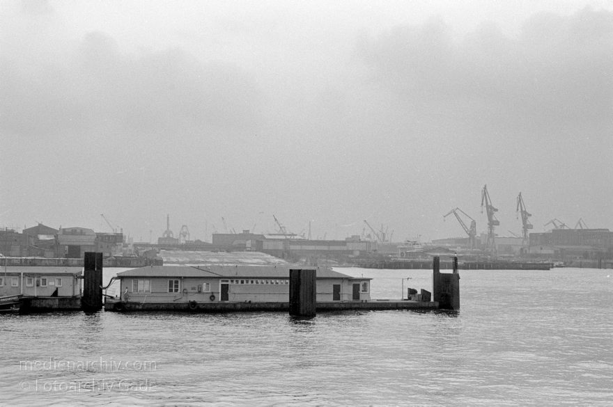 Hamburg. Hafen. Bei den Landungsbrücken
Januar 1988. Hamburg. Hafen. Bei den Landungsbrücken. Fluss Elbe
Schlüsselwörter: Deutschland;Elbe;Germany;Hafen;1988;Hamburg