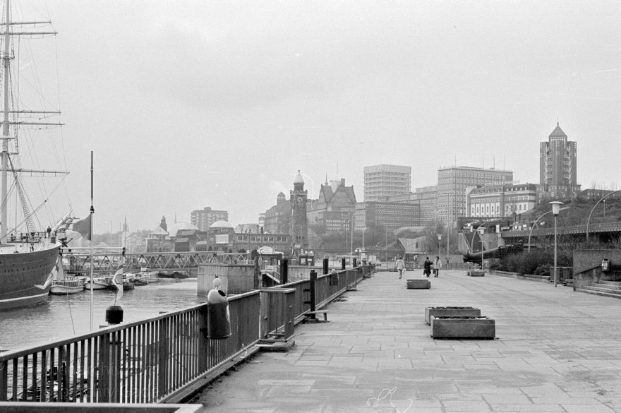 Hamburg. Hafen. Bei den Landungsbrücken
Januar 1988. Hamburg. Hafen. Bei den Landungsbrücken. Fluss Elbe
Schlüsselwörter: Deutschland;Elbe;Germany;Hafen;1988;Hamburg