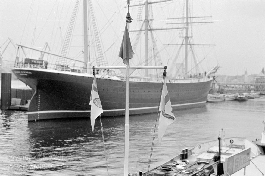 Hamburg. Hafen. Bei den Landungsbrücken
Januar 1988. Hamburg. Hafen. Bei den Landungsbrücken. Fluss Elbe. Segelschiff Rickmer Rickmers
Schlüsselwörter: Deutschland;Elbe;Germany;Hafen;1988;Hamburg