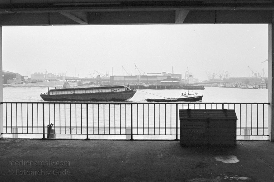 Hamburg. Hafen. Bei den Landungsbrücken
Januar 1988. Hamburg. Hafen. Bei den Landungsbrücken. Fluss Elbe. Schlepper mit Schute.
Schlüsselwörter: Deutschland;Elbe;Germany;Hafen;1988;Hamburg
