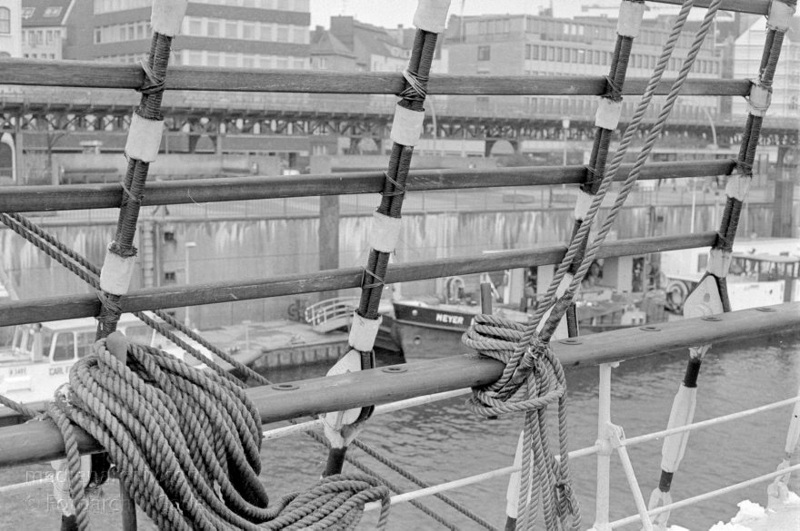 Hamburg. Hafen. Bei den Landungsbrücken
Januar 1988. Hamburg. Hafen. Bei den Landungsbrücken. Fluss Elbe. Auf dem Segelschiff Rickmer Rickmers. Wanten.
Schlüsselwörter: Deutschland;Elbe;Germany;Hafen;1988;Hamburg