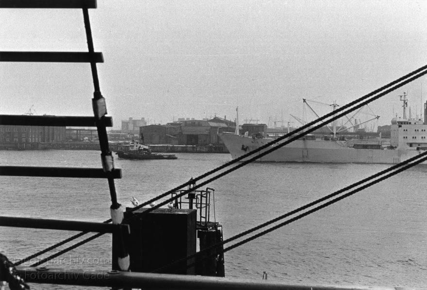 Hamburg. Hafen. Elbe
Januar 1988. Hamburg. Hamburger Hafen. Ein Frachter läuft mit Schlepperhilfe ein
Schlüsselwörter: Frachter;Germany;Hamburg;1988;Deutschland;Hamburger Hafen