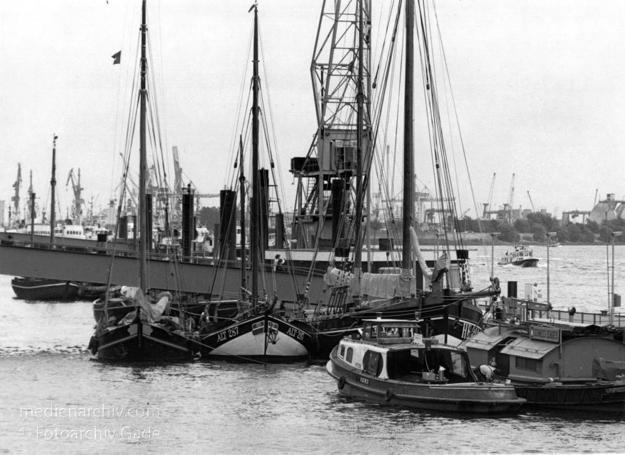 Hamburg. Hafen. Elbe
August 1989. Hamburg. Hamburger Hafen. Kran. Schiffe am KAi.
Schlüsselwörter: Germany;Hamburg;1989;Deutschland;Hamburger Hafen