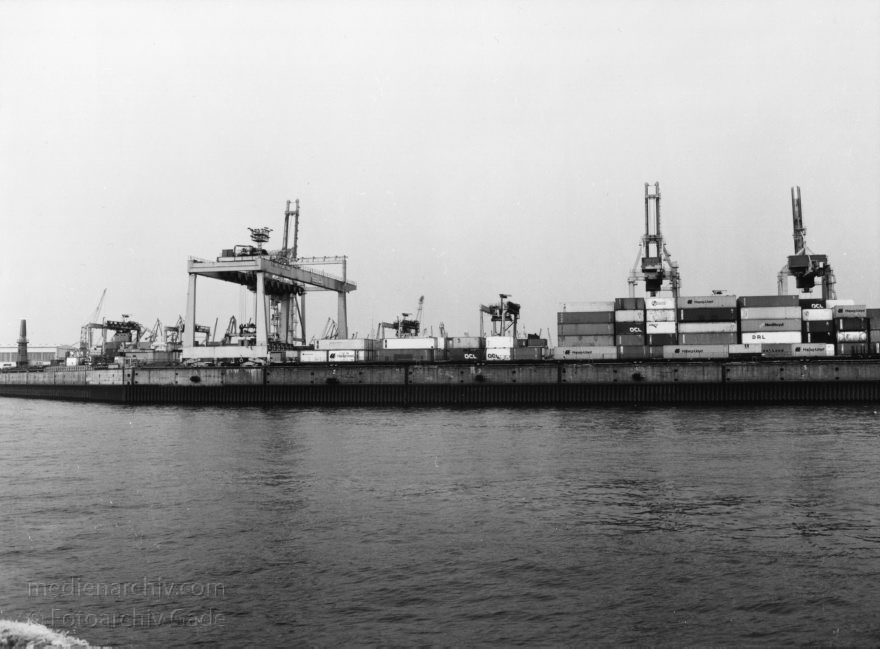 Hamburg. Hafen. Elbe
April 1992. Hamburg. Hamburger Hafen. Containerterminal
Schlüsselwörter: Deutschland;Germany;Hamburg;1992;Containerterminal;Hamburger Hafen