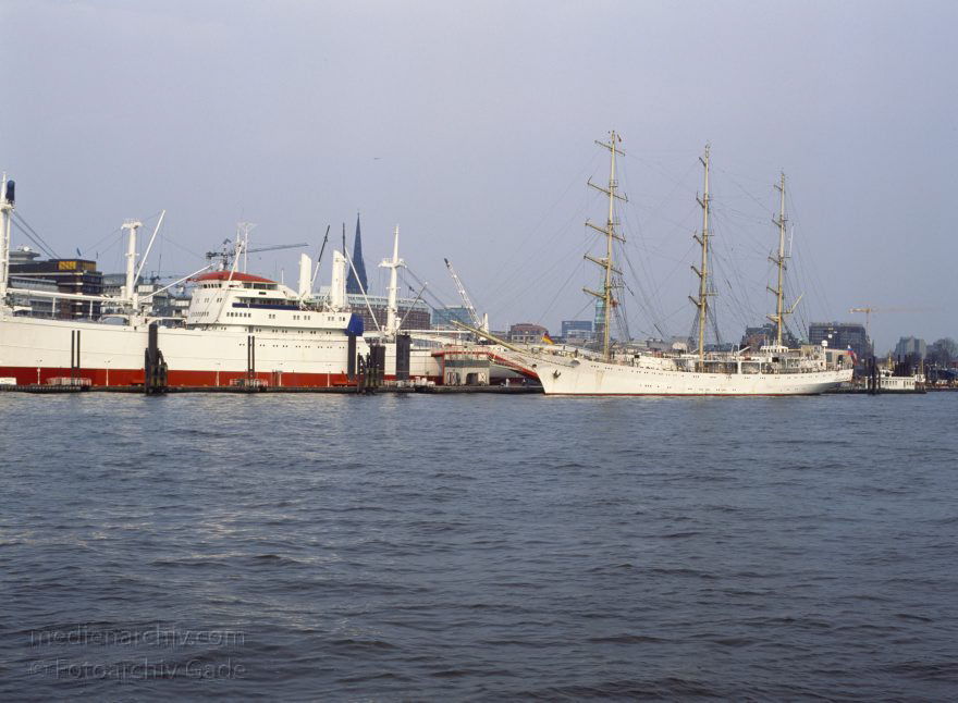 Deutschland. Freie und Hansestadt Hamburg. Hafen. Segelschiff. Dreimaster.
April 1992. Deutschland. Freie und Hansestadt Hamburg. Hafen. Elbe. Schifffahrt. Schiffahrt. Seefahrt. Güterverkehr. Seetransport. Pier. Kaianlagen. Dreimaster. Segelschiff. Windjammer

Hamburg Harbour is a deep water harbour off the North Sea, on the river Elbe in Hamburg, Germany.
Schlüsselwörter: Deutschland;Dreimaster;Elbe;Fluss;Frachter;Germany;Hafen;Hamburg;Kai;Schiffe;Seefahrt;Segelschiff;1992;Windjammer
