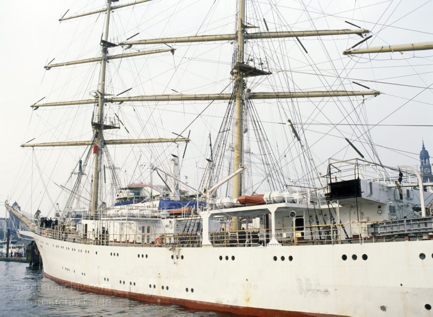 Deutschland. Freie und Hansestadt Hamburg. Hafen. Segelschiff. Dreimaster.
April 1992. Deutschland. Freie und Hansestadt Hamburg. Hafen. Elbe. Schifffahrt. Schiffahrt. Seefahrt. Güterverkehr. Seetransport. Pier. Kaianlagen. Dreimaster. Segelschiff. Windjammer

Hamburg Harbour is a deep water harbour off the North Sea, on the river Elbe in Hamburg, Germany.
Schlüsselwörter: Deutschland;Dreimaster;Elbe;Fluss;Frachter;Germany;Hafen;Hamburg;Kai;Schiffe;Seefahrt;Segelschiff;1992;Windjammer