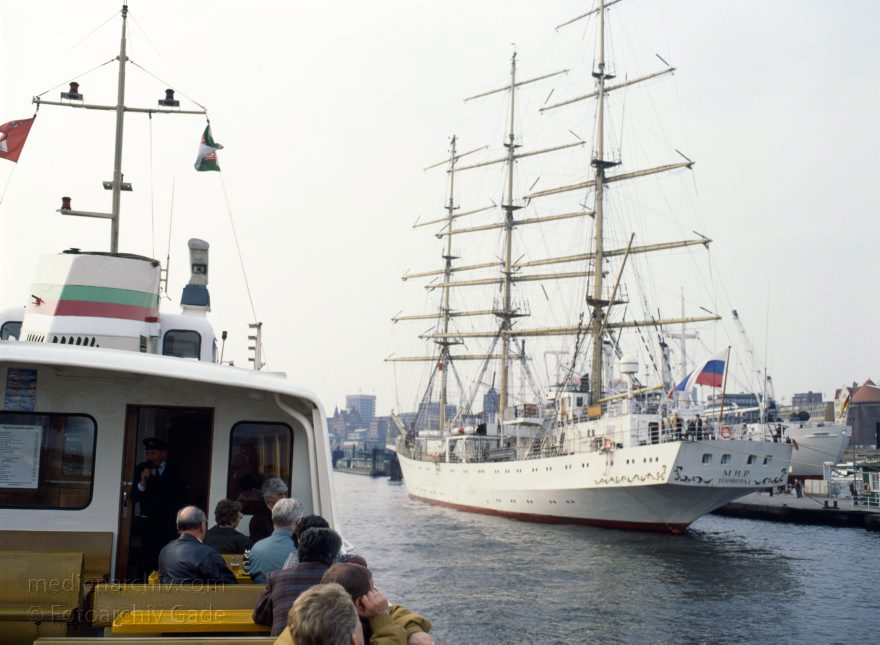 Deutschland. Freie und Hansestadt Hamburg. Hafen. Segelschiff. Dreimaster.
April 1992. Deutschland. Freie und Hansestadt Hamburg. Hafen. Elbe. Schifffahrt. Schiffahrt. Seefahrt. Güterverkehr. Seetransport. Pier. Kaianlagen. Dreimaster. Segelschiff. Windjammer

Hamburg Harbour is a deep water harbour off the North Sea, on the river Elbe in Hamburg, Germany.
Schlüsselwörter: Deutschland;Dreimaster;Elbe;Fluss;Frachter;Germany;Hafen;Hamburg;Kai;Schiffe;Seefahrt;Segelschiff;1992;Windjammer