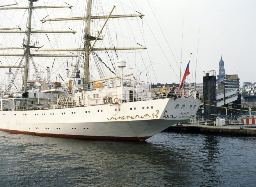 Deutschland. Freie und Hansestadt Hamburg. Hafen. Segelschiff. Dreimaster.
April 1992. Deutschland. Freie und Hansestadt Hamburg. Hafen. Elbe. Schifffahrt. Schiffahrt. Seefahrt. Güterverkehr. Seetransport. Pier. Kaianlagen. Dreimaster. Segelschiff. Windjammer

Hamburg Harbour is a deep water harbour off the North Sea, on the river Elbe in Hamburg, Germany.
Schlüsselwörter: Deutschland;Dreimaster;Elbe;Fluss;Frachter;Germany;Hafen;Hamburg;Kai;Schiffe;Seefahrt;Segelschiff;1992;Windjammer
