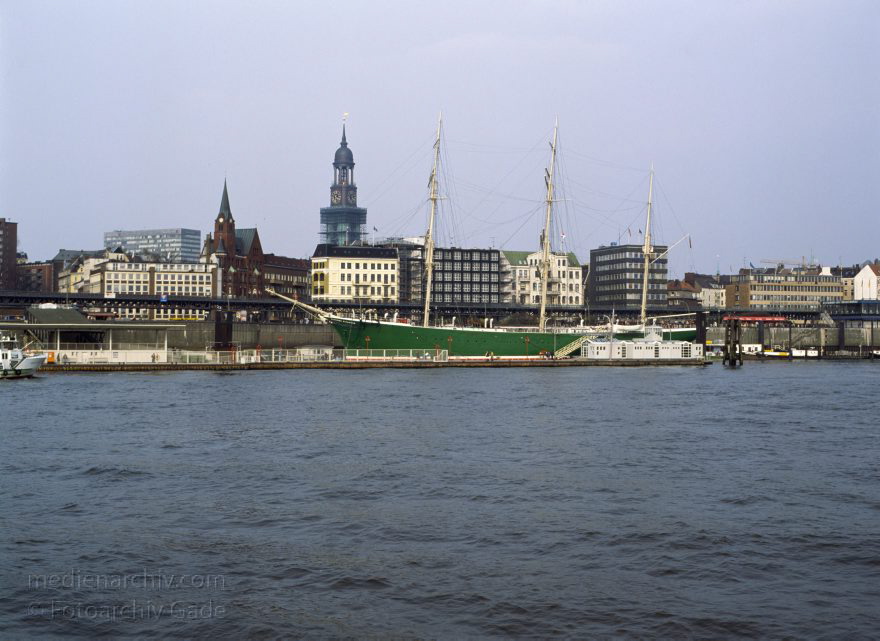 Deutschland. Freie und Hansestadt Hamburg. Hafen.
April 1992. Deutschland. Freie und Hansestadt Hamburg. Hafen. Elbe. Schifffahrt. Schiffahrt. Seefahrt. Güterverkehr. Seetransport. Pier. Kaianlagen. Segelschiff 'Rickmer Rickmers' Dreimaster. 

Hamburg Harbour is a deep water harbour off the North Sea, on the river Elbe in Hamburg, Germany.
Schlüsselwörter: Deutschland;Elbe;Fluss;Frachter;Germany;Hafen;Hamburg;Kai;Schiffe;1992;Seefahrt