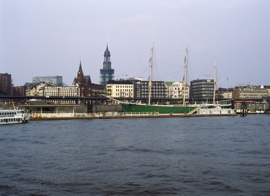 Deutschland. Freie und Hansestadt Hamburg. Hafen.
April 1992. Deutschland. Freie und Hansestadt Hamburg. Hafen. Elbe. Schifffahrt. Schiffahrt. Seefahrt. Güterverkehr. Seetransport. Pier. Kaianlagen. Segelschiff 'Rickmer Rickmers' Dreimaster. 

Hamburg Harbour is a deep water harbour off the North Sea, on the river Elbe in Hamburg, Germany.
Schlüsselwörter: Deutschland;Elbe;Fluss;Frachter;Germany;Hafen;Hamburg;Kai;Schiffe;1992;Seefahrt