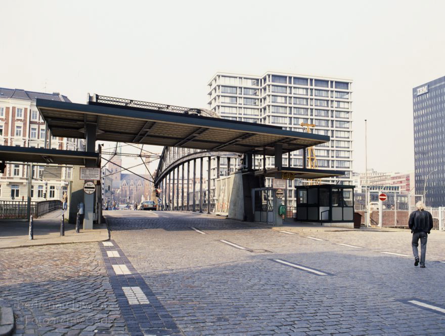 Deutschland. Freie und Hansestadt Hamburg. Hafen.
April 1992. Deutschland. Freie und Hansestadt Hamburg. Hafen. Elbe. Schifffahrt. Schiffahrt. Seefahrt. Güterverkehr. Seetransport. Pier. Kaianlagen. Ehemalige Zollkontrollstelle.

Hamburg Harbour is a deep water harbour off the North Sea, on the river Elbe in Hamburg, Germany.
Schlüsselwörter: Deutschland;Elbe;Fluss;Frachter;Germany;Hafen;Hamburg;Kai;Schiffe;1992;Seefahrt