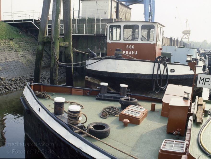 Deutschland. Freie und Hansestadt Hamburg. Hafen.
April 1992. Deutschland. Freie und Hansestadt Hamburg. Hafen. Elbe. Schifffahrt. Schiffahrt. Seefahrt. Güterverkehr. Seetransport. Pier. Kaianlagen.

Hamburg Harbour is a deep water harbour off the North Sea, on the river Elbe in Hamburg, Germany.
Schlüsselwörter: Deutschland;Elbe;Fluss;Frachter;Germany;Hafen;Hamburg;Kai;Schiffe;1992;Seefahrt