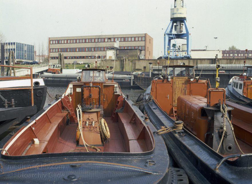 Deutschland. Freie und Hansestadt Hamburg. Hafen.
April 1992. Deutschland. Freie und Hansestadt Hamburg. Hafen. Elbe. Schifffahrt. Schiffahrt. Seefahrt. Güterverkehr. Seetransport. Pier. Kaianlagen. Lastkahn. Lastkähne. Schuten.

Hamburg Harbour is a deep water harbour off the North Sea, on the river Elbe in Hamburg, Germany.
Schlüsselwörter: Deutschland;Elbe;Fluss;Frachter;Germany;Hafen;Hamburg;Kai;Schiffe;1992;Seefahrt
