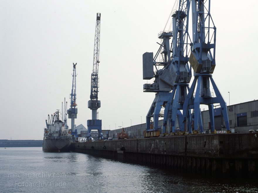 Deutschland. Freie und Hansestadt Hamburg. Hafen.
April 1992. Deutschland. Freie und Hansestadt Hamburg. Hafen. Elbe. Schifffahrt. Schiffahrt. Seefahrt. Güterverkehr. Seetransport. Pier. Kaianlagen.

Hamburg Harbour is a deep water harbour off the North Sea, on the river Elbe in Hamburg, Germany.
Schlüsselwörter: Deutschland;Elbe;Fluss;Frachter;Germany;Hafen;Hamburg;Kai;Schiffe;1992;Seefahrt
