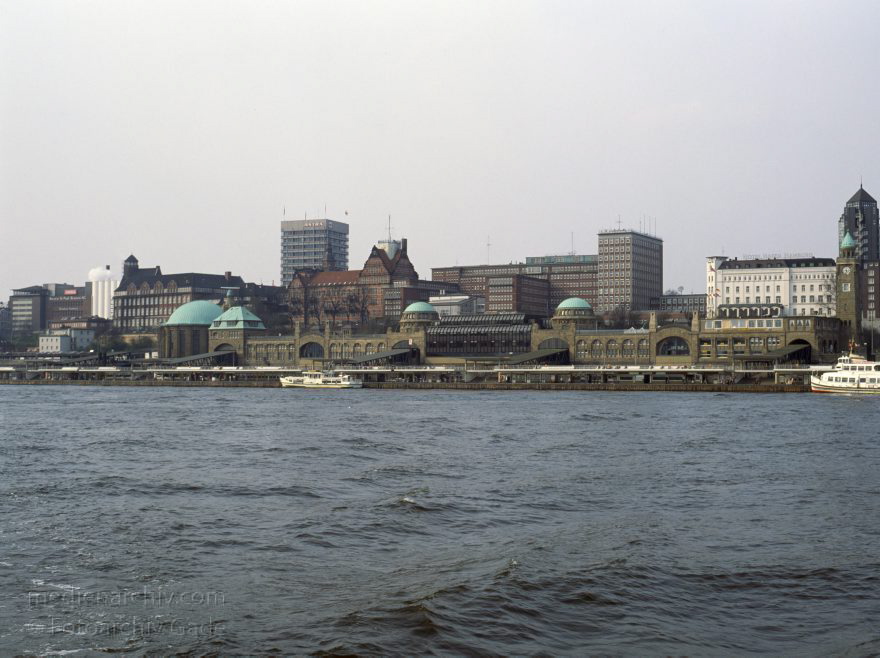 Deutschland. Freie und Hansestadt Hamburg. Hafen.
April 1992. Deutschland. Freie und Hansestadt Hamburg. Hafen. Elbe. Schifffahrt. Schiffahrt. Seefahrt. Güterverkehr. Seetransport. Pier. Kaianlagen.

Hamburg Harbour is a deep water harbour off the North Sea, on the river Elbe in Hamburg, Germany.
Schlüsselwörter: Deutschland;Elbe;Fluss;Frachter;Germany;Hafen;Hamburg;Kai;Schiffe;1992;Seefahrt
