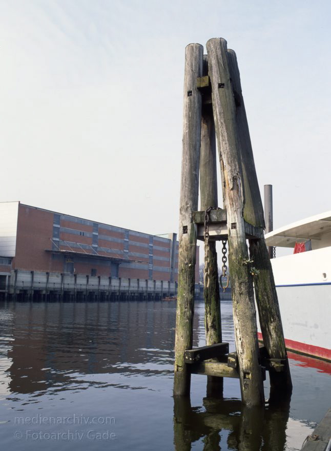Deutschland. Freie und Hansestadt Hamburg. Hafen.
April 1992. Deutschland. Freie und Hansestadt Hamburg. Hafen. Elbe. Schifffahrt. Schiffahrt. Seefahrt. Güterverkehr. Seetransport. Pier. Kaianlagen.

Hamburg Harbour is a deep water harbour off the North Sea, on the river Elbe in Hamburg, Germany.
Schlüsselwörter: Deutschland;Elbe;Fluss;Frachter;Germany;Hafen;Hamburg;Kai;Schiffe;1992;Seefahrt