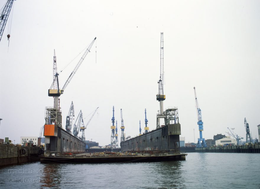Deutschland. Freie und Hansestadt Hamburg. Hafen. Werft. Trockendock
April 1992. Deutschland. Freie und Hansestadt Hamburg. Hafen. Elbe. Schifffahrt. Schiffahrt. Seefahrt. Güterverkehr. Seetransport. Pier. Kaianlagen. Trockendock. Werft. 

Hamburg Harbour is a deep water harbour off the North Sea, on the river Elbe in Hamburg, Germany.
Schlüsselwörter: Deutschland;Elbe;Fluss;Frachter;Germany;Hafen;Hamburg;Kai;Schiffe;Seefahrt;Trockendock;1992;Werft