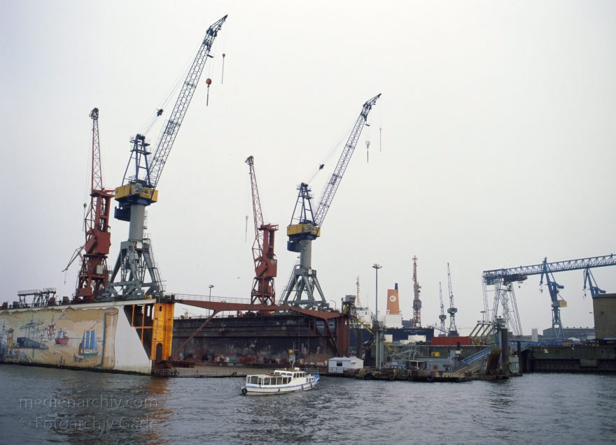 Deutschland. Freie und Hansestadt Hamburg. Hafen. Werft. Trockendock
April 1992. Deutschland. Freie und Hansestadt Hamburg. Hafen. Elbe. Schifffahrt. Schiffahrt. Seefahrt. Güterverkehr. Seetransport. Pier. Kaianlagen. Trockendock. Werft. 

Hamburg Harbour is a deep water harbour off the North Sea, on the river Elbe in Hamburg, Germany.
Schlüsselwörter: Deutschland;Elbe;Fluss;Frachter;Germany;Hafen;Hamburg;Kai;Schiffe;Seefahrt;Trockendock;1992;Werft