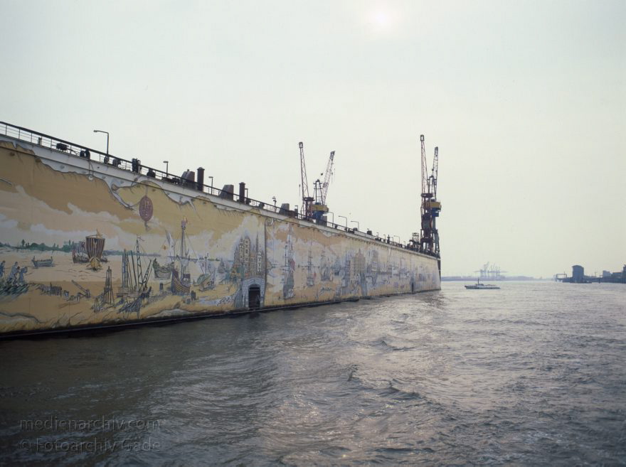 Deutschland. Freie und Hansestadt Hamburg. Hafen. Werft. Trockendock
April 1992. Deutschland. Freie und Hansestadt Hamburg. Hafen. Elbe. Schifffahrt. Schiffahrt. Seefahrt. Güterverkehr. Seetransport. Pier. Kaianlagen. Trockendock. Werft. 

Hamburg Harbour is a deep water harbour off the North Sea, on the river Elbe in Hamburg, Germany.
Schlüsselwörter: Deutschland;Elbe;Fluss;Frachter;Germany;Hafen;Hamburg;Kai;Schiffe;Seefahrt;Trockendock;1992;Werft