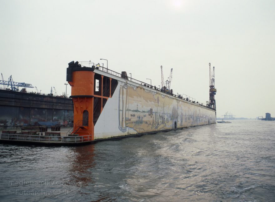 Deutschland. Freie und Hansestadt Hamburg. Hafen. Werft. Trockendock
April 1992. Deutschland. Freie und Hansestadt Hamburg. Hafen. Elbe. Schifffahrt. Schiffahrt. Seefahrt. Güterverkehr. Seetransport. Pier. Kaianlagen. Trockendock. Werft. 

Hamburg Harbour is a deep water harbour off the North Sea, on the river Elbe in Hamburg, Germany.
Schlüsselwörter: Deutschland;Elbe;Fluss;Frachter;Germany;Hafen;Hamburg;Kai;Schiffe;Seefahrt;Trockendock;1992;Werft