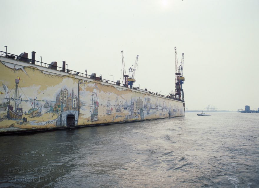 Deutschland. Freie und Hansestadt Hamburg. Hafen. Werft. Trockendock
April 1992. Deutschland. Freie und Hansestadt Hamburg. Hafen. Elbe. Schifffahrt. Schiffahrt. Seefahrt. Güterverkehr. Seetransport. Pier. Kaianlagen. Trockendock. Werft. 

Hamburg Harbour is a deep water harbour off the North Sea, on the river Elbe in Hamburg, Germany.
Schlüsselwörter: Deutschland;Elbe;Fluss;Frachter;Germany;Hafen;Hamburg;Kai;Schiffe;Seefahrt;Trockendock;1992;Werft