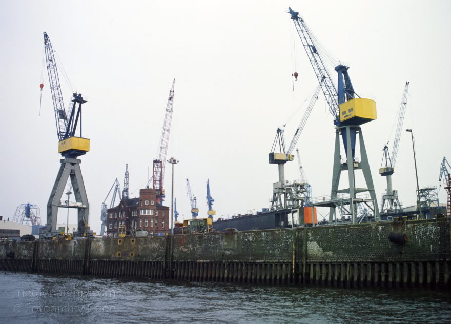 Deutschland. Freie und Hansestadt Hamburg. Hafen.
April 1992. Deutschland. Freie und Hansestadt Hamburg. Hafen. Elbe. Schifffahrt. Schiffahrt. Seefahrt. Güterverkehr. Seetransport. Pier. Kaianlagen.

Hamburg Harbour is a deep water harbour off the North Sea, on the river Elbe in Hamburg, Germany.
Schlüsselwörter: Deutschland;Elbe;Fluss;Frachter;Germany;Hafen;Hamburg;Kai;Schiffe;1992;Seefahrt