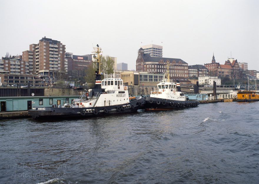 Deutschland. Freie und Hansestadt Hamburg. Hafen.
April 1992. Deutschland. Freie und Hansestadt Hamburg. Hafen. Elbe. Schifffahrt. Schiffahrt. Seefahrt. Güterverkehr. Seetransport. Pier. Kaianlagen.

Hamburg Harbour is a deep water harbour off the North Sea, on the river Elbe in Hamburg, Germany.
Schlüsselwörter: Deutschland;Elbe;Fluss;Frachter;Germany;Hafen;Hamburg;Kai;Schiffe;1992;Seefahrt