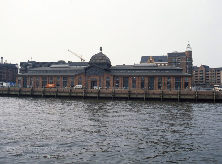 Deutschland. Freie und Hansestadt Hamburg. Hafen.
April 1992. Deutschland. Freie und Hansestadt Hamburg. Hafen. Elbe. Schifffahrt. Schiffahrt. Seefahrt. Güterverkehr. Seetransport. Pier. Kaianlagen.

Hamburg Harbour is a deep water harbour off the North Sea, on the river Elbe in Hamburg, Germany.
Schlüsselwörter: Deutschland;Elbe;Fluss;Frachter;Germany;Hafen;Hamburg;Kai;Schiffe;1992;Seefahrt