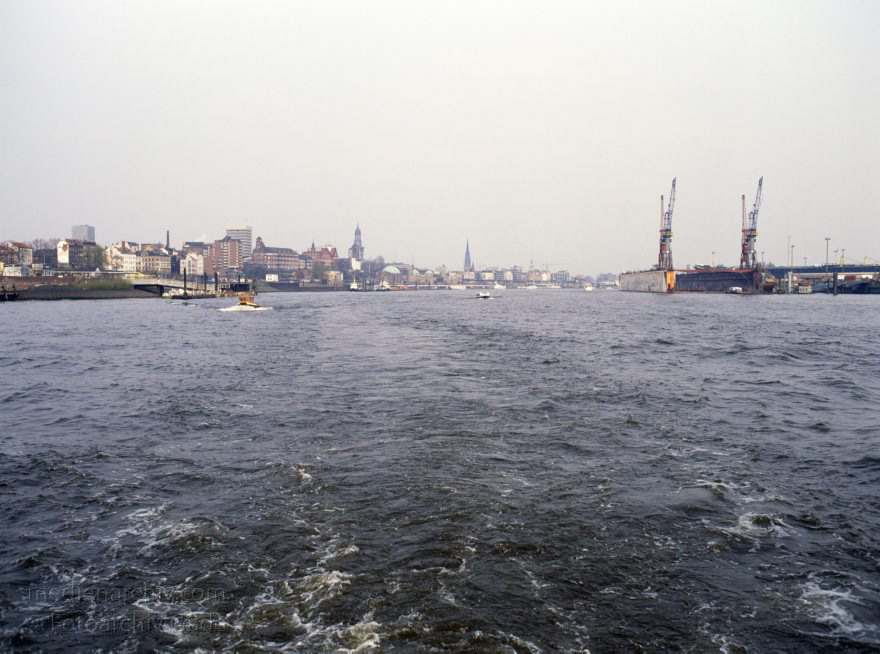 Deutschland. Freie und Hansestadt Hamburg. Hafen.
April 1992. Deutschland. Freie und Hansestadt Hamburg. Hafen. Elbe. Schifffahrt. Schiffahrt. Seefahrt. Güterverkehr. Seetransport. Pier. Kaianlagen.

Hamburg Harbour is a deep water harbour off the North Sea, on the river Elbe in Hamburg, Germany.
Schlüsselwörter: Deutschland;Elbe;Fluss;Frachter;Germany;Hafen;Hamburg;Kai;Schiffe;1992;Seefahrt