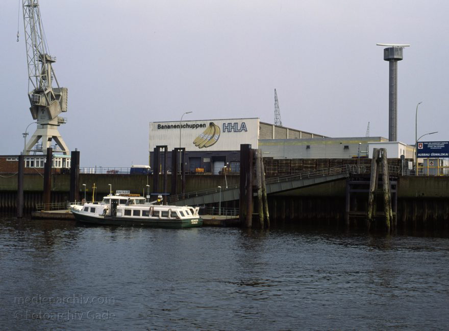 Deutschland. Freie und Hansestadt Hamburg. Hafen.
April 1992. Deutschland. Freie und Hansestadt Hamburg. Hafen. Elbe. Schifffahrt. Schiffahrt. Seefahrt. Güterverkehr. Seetransport. Pier. Kaianlagen.

Hamburg Harbour is a deep water harbour off the North Sea, on the river Elbe in Hamburg, Germany.
Schlüsselwörter: Deutschland;Elbe;Fluss;Frachter;Germany;Hafen;Hamburg;Kai;Schiffe;1992;Seefahrt