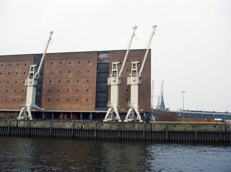 Deutschland. Freie und Hansestadt Hamburg. Hafen.
April 1992. Deutschland. Freie und Hansestadt Hamburg. Hafen. Elbe. Schifffahrt. Schiffahrt. Seefahrt. Güterverkehr. Seetransport. Pier. Kaianlagen.

Hamburg Harbour is a deep water harbour off the North Sea, on the river Elbe in Hamburg, Germany.
Schlüsselwörter: Deutschland;Elbe;Fluss;Frachter;Germany;Hafen;Hamburg;Kai;Schiffe;1992;Seefahrt