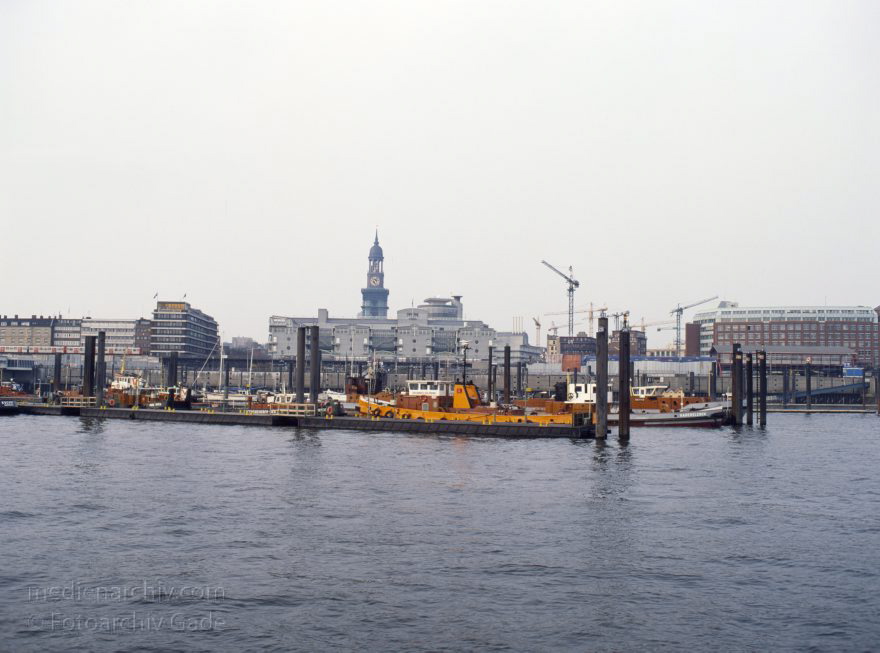 Deutschland. Freie und Hansestadt Hamburg. Hafen.
April 1992. Deutschland. Freie und Hansestadt Hamburg. Hafen. Elbe. Schifffahrt. Schiffahrt. Seefahrt. Güterverkehr. Seetransport. Pier. Kaianlagen.

Hamburg Harbour is a deep water harbour off the North Sea, on the river Elbe in Hamburg, Germany.
Schlüsselwörter: Deutschland;Elbe;Fluss;Frachter;Germany;Hafen;Hamburg;Kai;Schiffe;1992;Seefahrt
